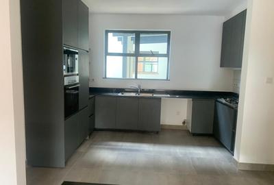 4 Bed Apartment with En Suite in Rosslyn