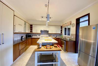 Furnished 3 Bed Apartment with En Suite in Brookside