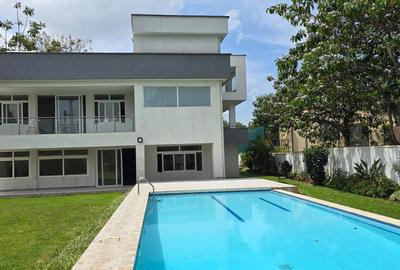 5 Bed House with En Suite in Runda - 2