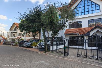 5 Bed Villa with En Suite at Off Brookside Grove - 2
