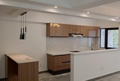 Serviced 2 Bed Apartment with En Suite in Riverside