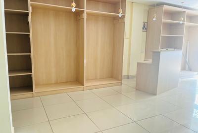 1,000 ft² Commercial Property with Service Charge Included in Parklands - 4
