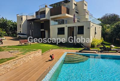 5 Bed House with En Suite in Runda