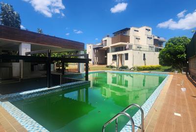 5 Bed Villa with En Suite in Runda