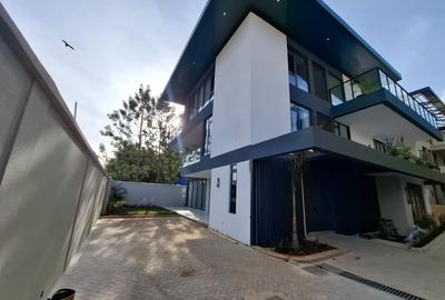 5 Bed Townhouse with En Suite in Lavington - 3