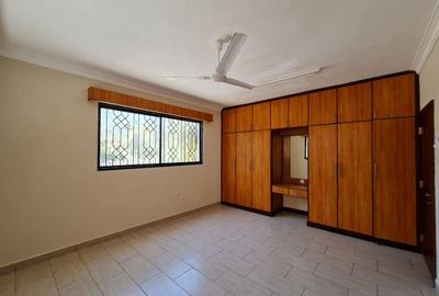 3 Bed Apartment with En Suite at Moyne Drive - 4