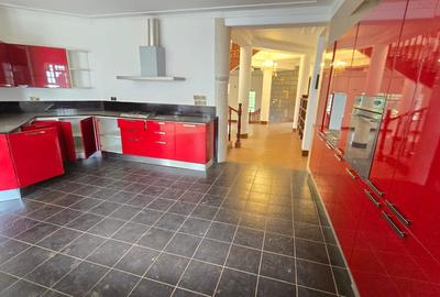 5 Bed House with En Suite in Runda