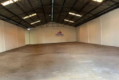 3,500 ft² Warehouse with Parking in Industrial Area