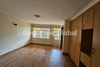 4 Bed House with En Suite in Rosslyn - 2