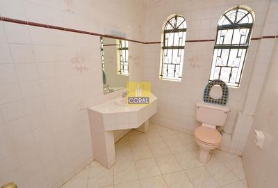 5 Bed Villa with En Suite in Riverside - 4