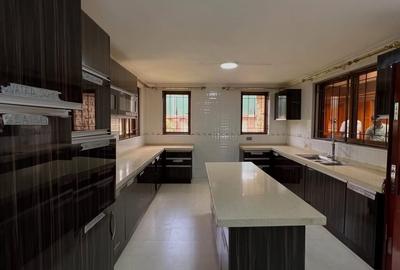 5 Bed Townhouse with En Suite in Lavington - 4