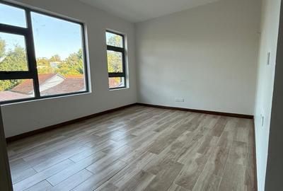 6 Bed Townhouse with En Suite in Lavington - 4