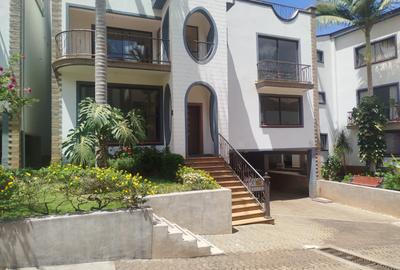 5 Bed House with En Suite in Kyuna - 2
