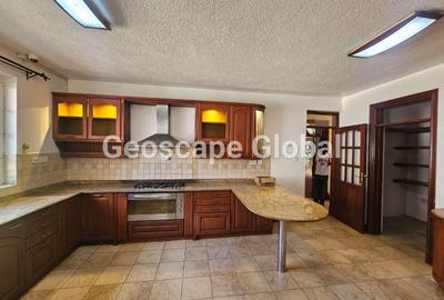 5 Bed House with En Suite in Runda - 2