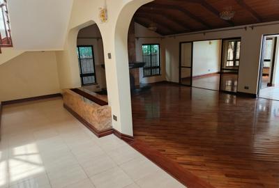 6 Bed Townhouse with En Suite at Lavington - 4