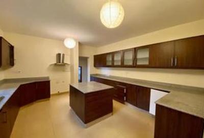 5 Bed Townhouse with En Suite in Kitisuru