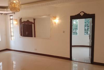 5 Bed House with En Suite in Nyari