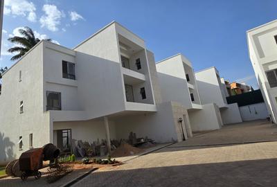 5 Bed Townhouse with En Suite at Lavington Green - 3