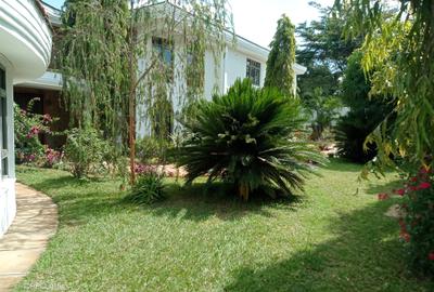 5 Bed House with En Suite in Runda