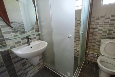 5 Bed House with En Suite in Lavington - 4