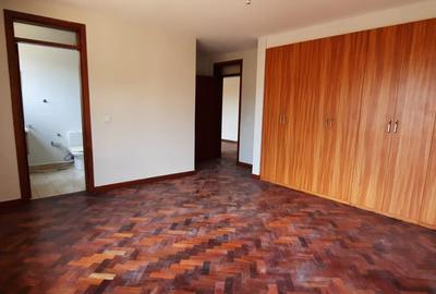 5 Bed Townhouse with En Suite at Lavington - 4