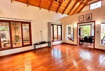 7 Bed House with En Suite in Ridgeways - 3