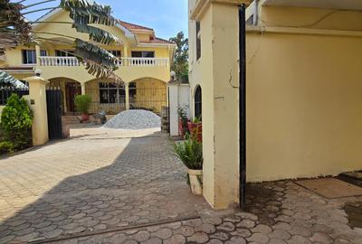 4 Bed Townhouse with En Suite in Lavington - 2