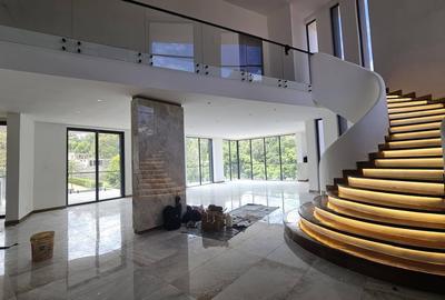 5 Bed Villa with En Suite in Nyari - 2