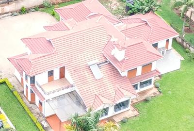 4 Bed House with En Suite at Lavington - 2