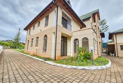 6 Bed House with En Suite in Runda