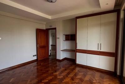 4 Bed Apartment with En Suite at Riverside Drive - 2