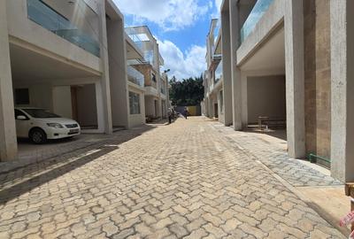 6 Bed House with En Suite in Lavington