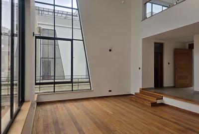 5 Bed Townhouse with En Suite in Lavington - 3