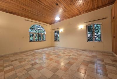 4 Bed House with En Suite in Hill View - 3