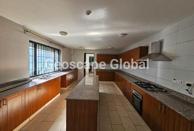 5 Bed House with En Suite in Runda