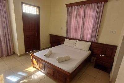 Serviced 2 Bed Apartment with En Suite at Links Road - 4