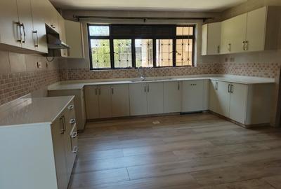 5 Bed Townhouse with En Suite in Runda - 2