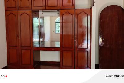 5 Bed House with En Suite at River Side Drive