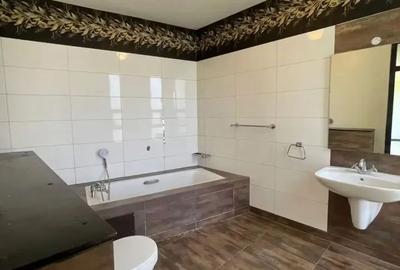 5 Bed Townhouse with En Suite in Karen - 4
