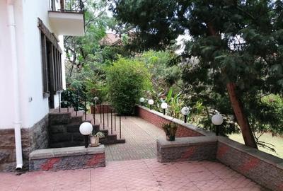 5 Bed House with En Suite in Lavington