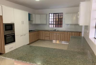 5 Bed Townhouse with En Suite in Kitisuru