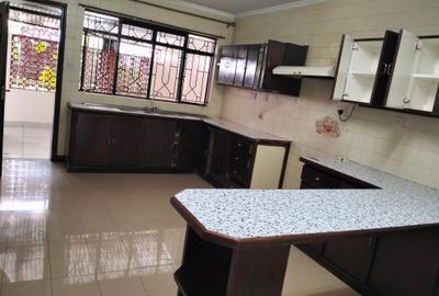 5 Bed Townhouse with En Suite in Riverside