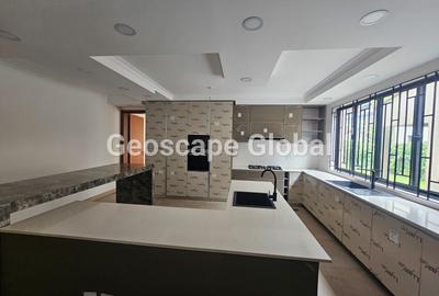 5 Bed House with En Suite in Lavington - 4