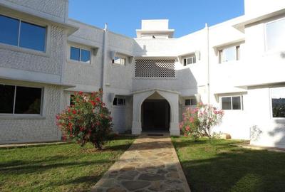 2 Bed Apartment with En Suite at As82 - 4