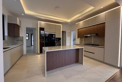 5 Bed Villa with En Suite in Lavington - 3