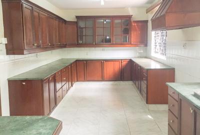 10 Bed House with En Suite in Kitisuru