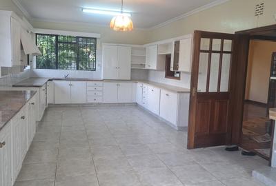 5 Bed House with En Suite in Runda