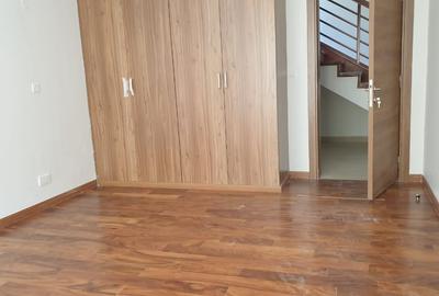 5 Bed Townhouse with En Suite in Lavington - 3