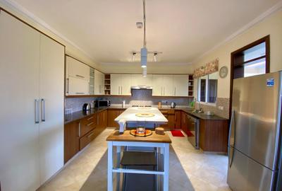 Furnished 3 Bed Apartment with En Suite in Brookside