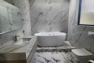 5 Bed Townhouse with En Suite in Lavington - 4